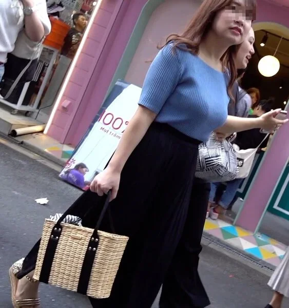 メロン爆乳な豊満爆乳美女!