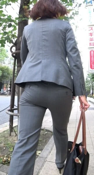 パッツパツな肉尻爆尻すぎるパンツスーツOL様!