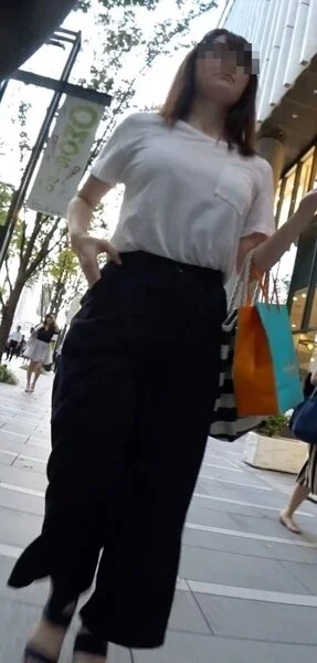 弾けるように爆乳が揺れる美人OL様