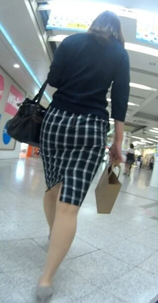 長身美人OL様のタイトスカートな肉尻がすごい!
