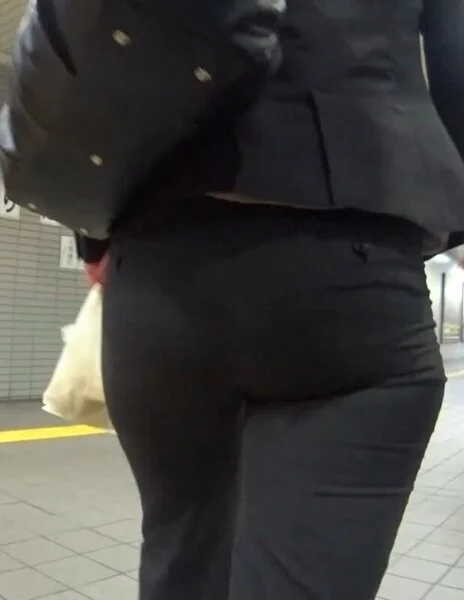 爆尻パンツスーツOL様のむっちむちなケツ