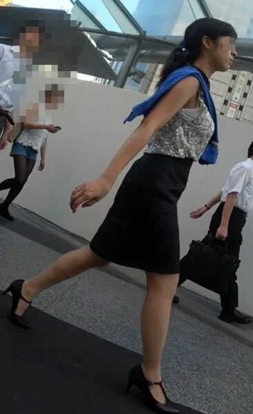 激しくパイ揺れるおっぱいOL様