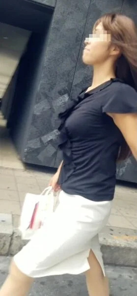 超爆乳ランチタイムOLの爆揺れ乳