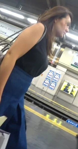 巨乳OL様のロケットおっぱいがぶるんと揺れる!