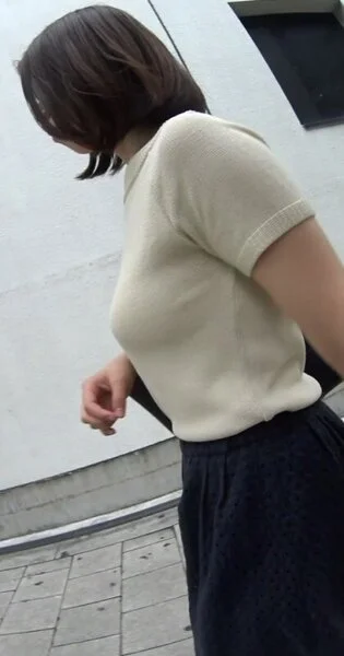 プルプル揺れるパイ揺れお姉さん