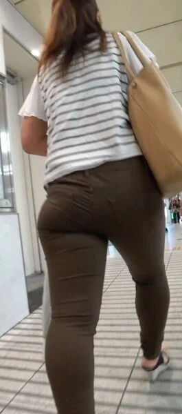 圧倒的な肉尻OL