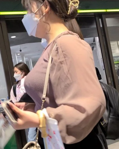 ロケット爆乳ギャルのニットボイン!
