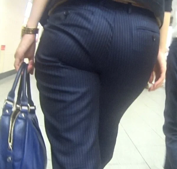超爆尻美女のパンツスーツスタイル!
