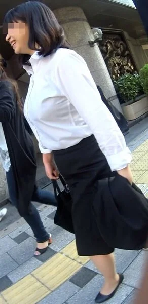 ロケットボインな美人OL様