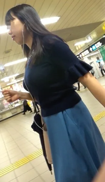 爆乳ニット乳のボリュームがMAXな美人OL様!