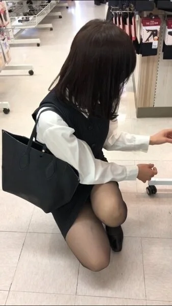エスカレーター逆さ撮りとしゃがみ込みパンチラ 黒タイツOLさん