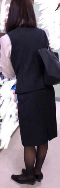 OLさん黒タイツ逆さ撮り 白パンティ