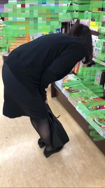 OLさん 薄水色黒スト越しパンティ カメラ突っ込み 三日目
