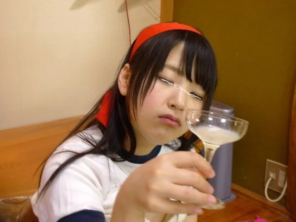 ◆素人投稿mp4動画 黒髪おさげのめちゃカワ美●女がおじさんのザーメンを飲みまく