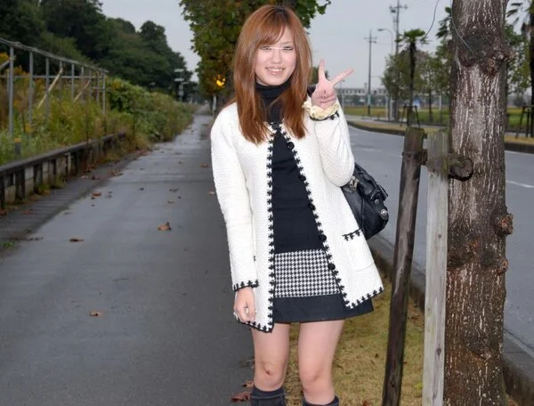◆素人投稿動画 方言が抜けきらない美形のギャル系女子大生さんを野外で裸にしちゃい