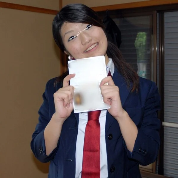 ◆素人投稿動画 むっちりフリーターさんを稼働中の工場で裸にして精子も飲ませてあげ
