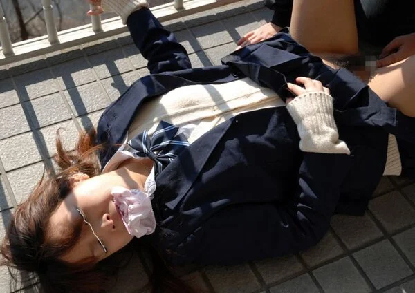 ◆素人投稿動画 かわいいギャル系女子大生を露出させて生ハメして大量精子をかけてあ