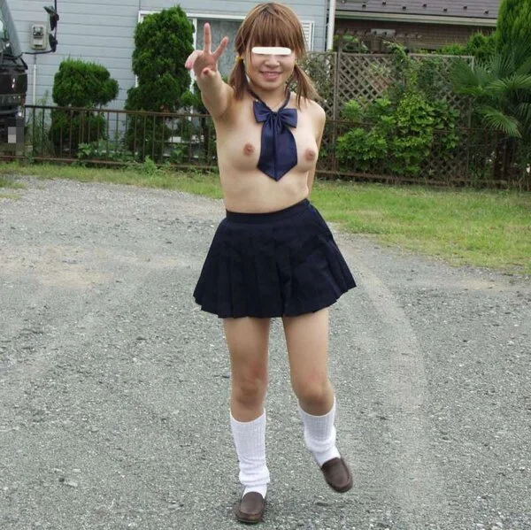◆素人投稿写真集 「見て欲しいから服脱いじゃいますね」街中で平気で裸になっちゃう