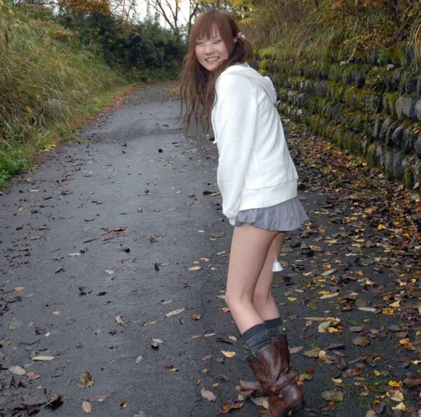 ◆素人投稿動画 めちゃ恥ずかしがる微乳女子大生を道路を裸で歩かせて公園でセックス