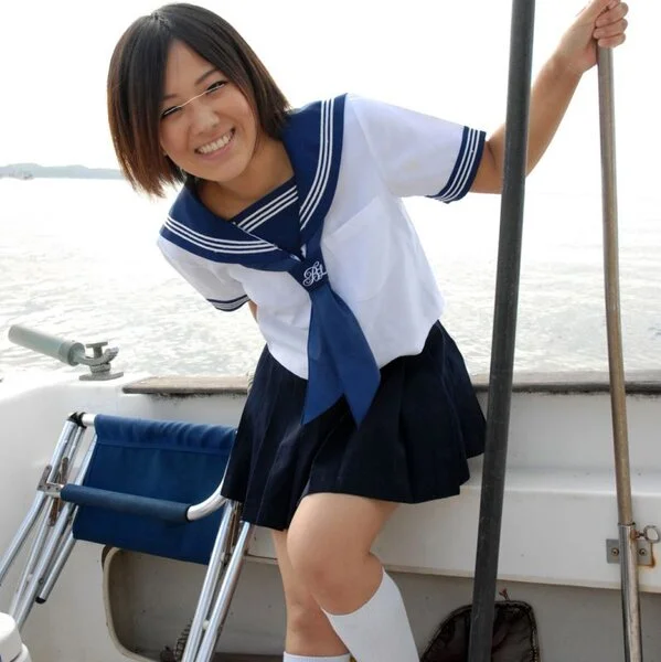 ◆素人投稿動画 ハイビジョン(HD)黒髪ショートのかわいい女子大生をボートで海へ