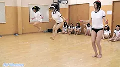 女の子の裸足で体育②