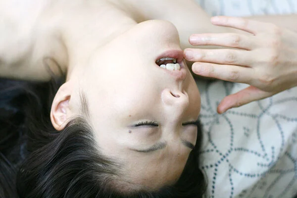 切れ長の目に泣きボクロ、クリと乳首を愛撫する指があまりにもエロい女 麻美 32歳