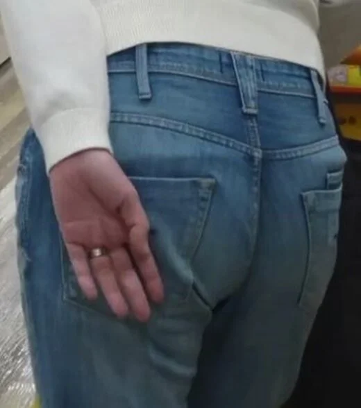 【FHD】お尻動画18 デニムパンツのデカ尻をふりまきながら歩く若妻
