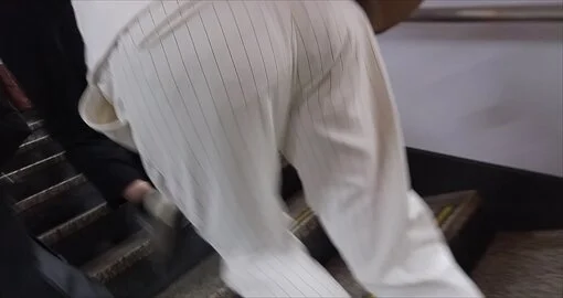 【フルHD動画】17 ゆったり白パンなのにラインが出てるOL
