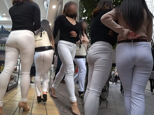 【着衣:白パンツ】二人の美人バイヤーの外回り営業!世の中色んな人がいますねw※興