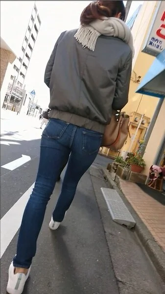 【尻百景】細身ブルージーンズの女が出社するってよ