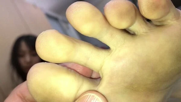 【足裏速報】イイ女なのにやけにガサガサしたかかとを持つ女 ユカ③ KITR002