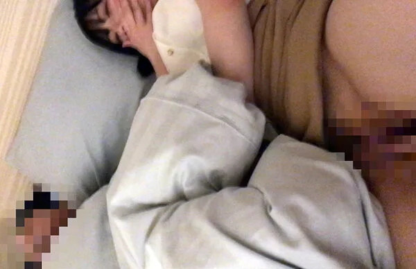 親友が横で寝てるラブホでその彼女を寝取る!