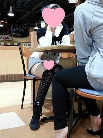 フードコートで絶景パンチラ