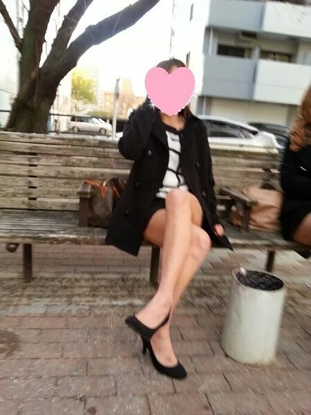 お姉ギャルのエロい生足から覗くパンチラ(1)