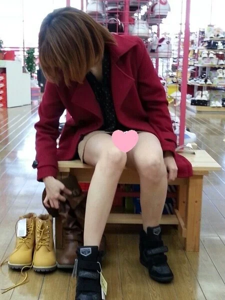 靴の試着中にパンチラ