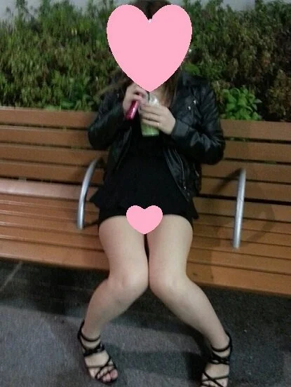 某ショッピングモールのベンチで対面パンチラ