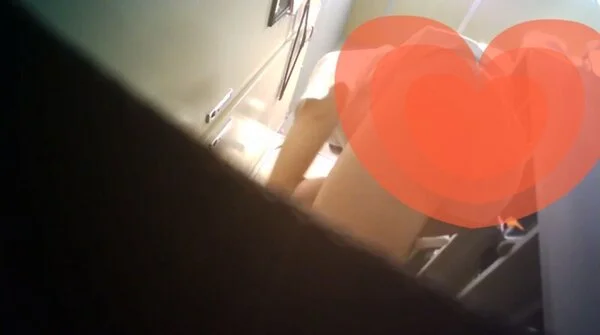 現役美人JD更衣室生着替え 〜美白太ももと白パンティ〜