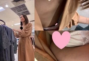 店員チラ☆トップモデル級の可愛い店員さんの可愛い両乳首をドアップで撮影!!wそし