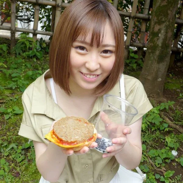 【個人撮影】〈食ザー〉女子大生に出したてのザーメンタピオカとザーメンバーガー喰わ