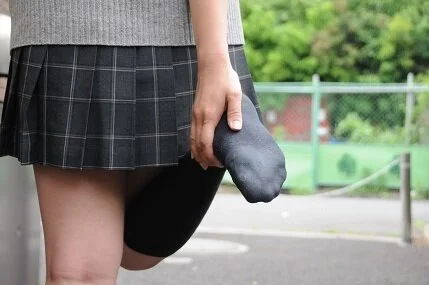 現役■■の足30～臭い靴下を昼の新宿で脱ぎ脱ぎ