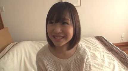 童顔スレンダーの24歳フリーターが膣奥を巨根で突かれ快感に顔を歪め絶頂