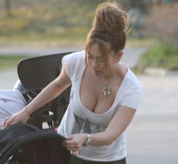 無防備な巨乳胸チラママさん
