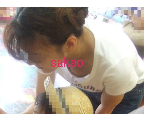 無防備な胸チラママさん2