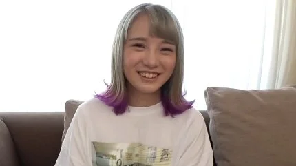 ギャル系の20歳専門生がスレンダーな体を白いパンツを履いたまま激しく突かれて悶え