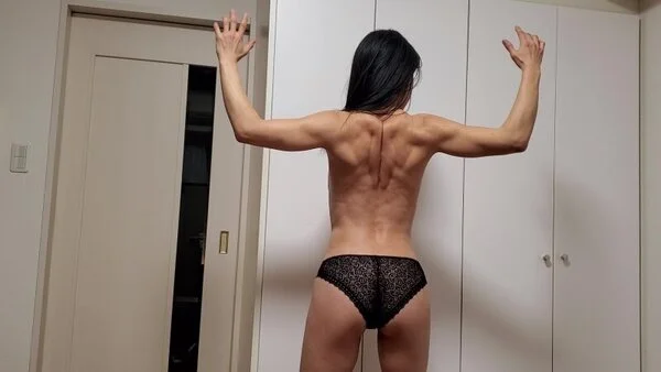 筋肉アピールリベンジ!熟女の筋肉を見て!