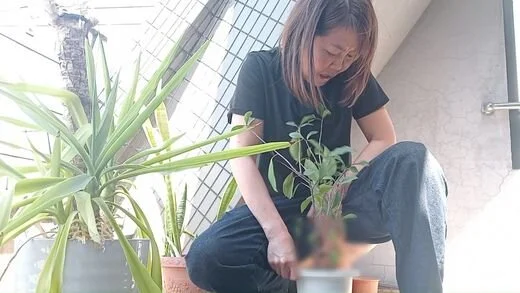 【野外・放〇動画】鉢植えに水やりをする