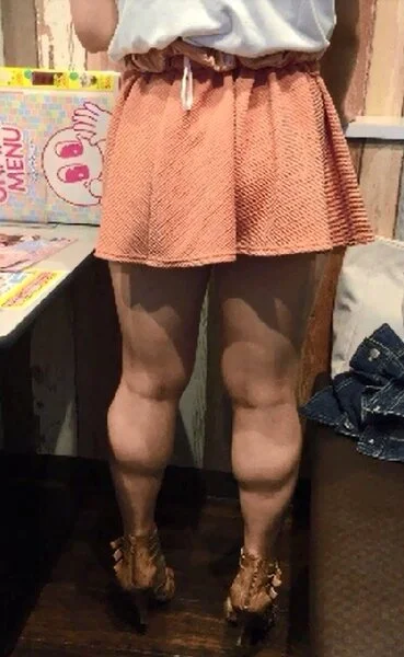 筋肉質な陸上部JDの太もも、ふくらはぎ、力こぶ