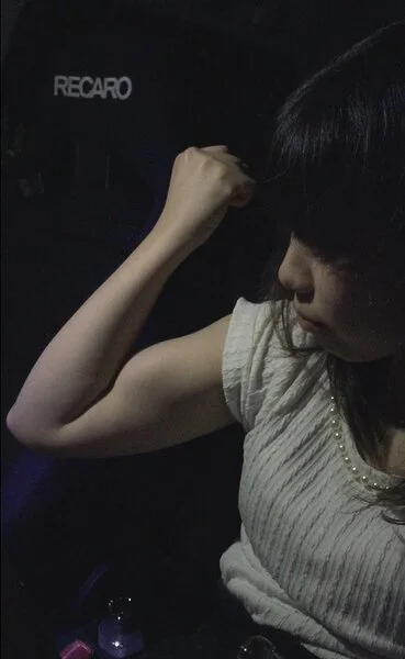 OLの筋肉質な腕と力こぶ