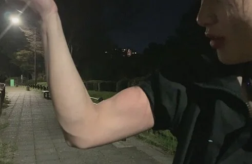筋トレ女子の力こぶ