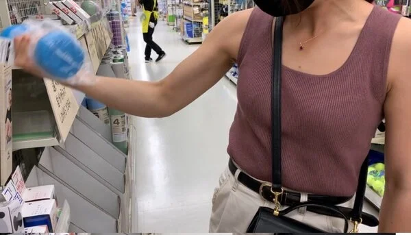 筋トレ女子の力こぶ、太ももの筋肉